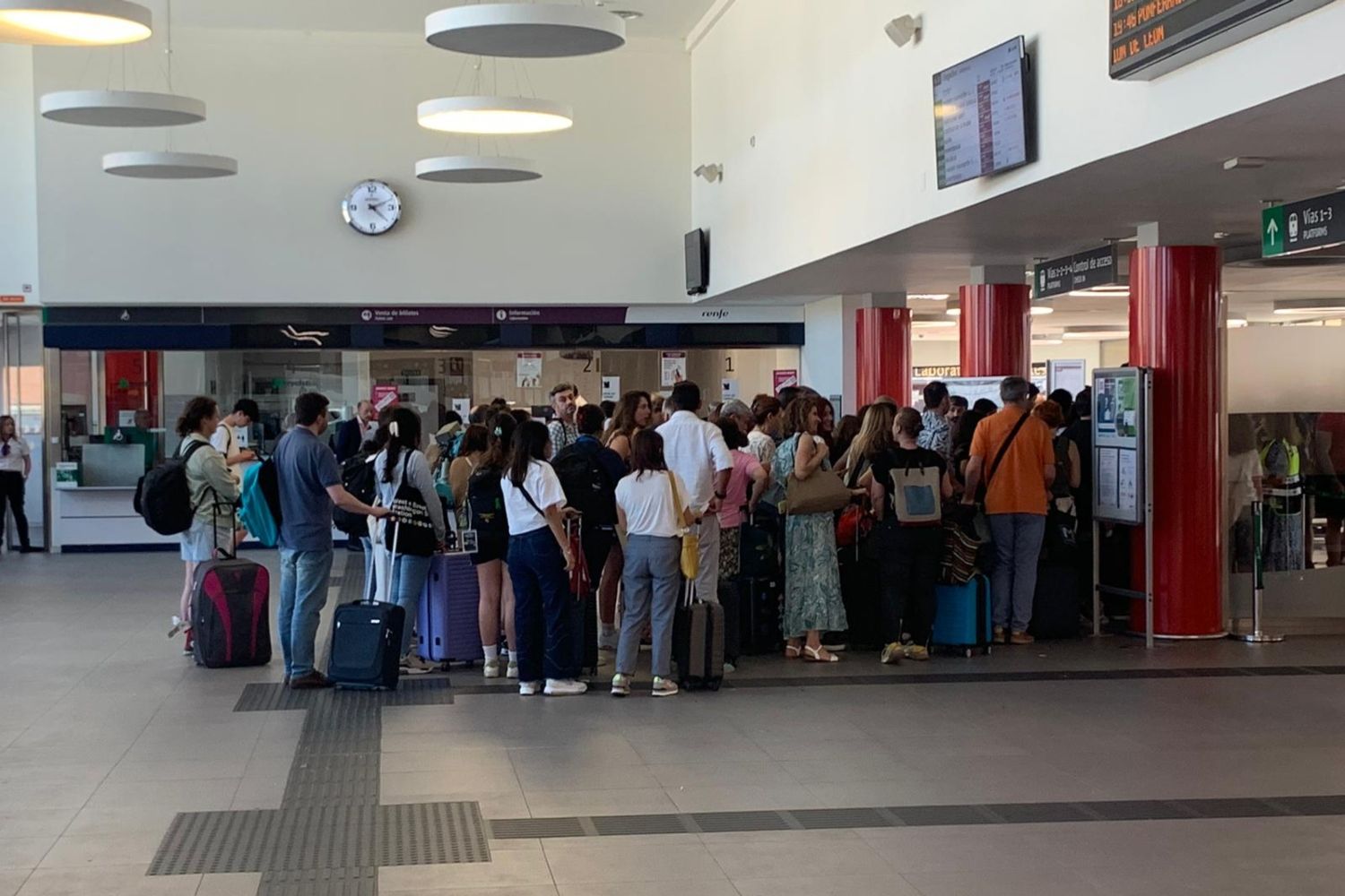 Los viajeros del AVE retrasado más de cuatro horas parten hacia sus destinos reubicados en un nuevo tren y dos autobuses