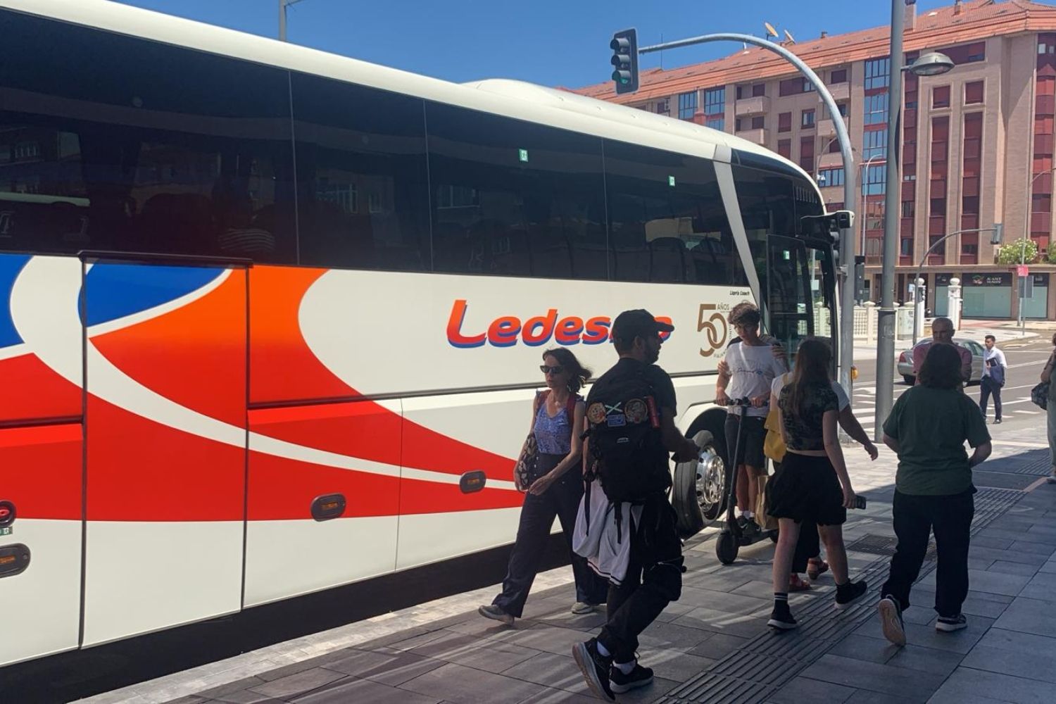 Los viajeros del AVE retrasado más de cuatro horas parten hacia sus destinos reubicados en un nuevo tren y dos autobuses