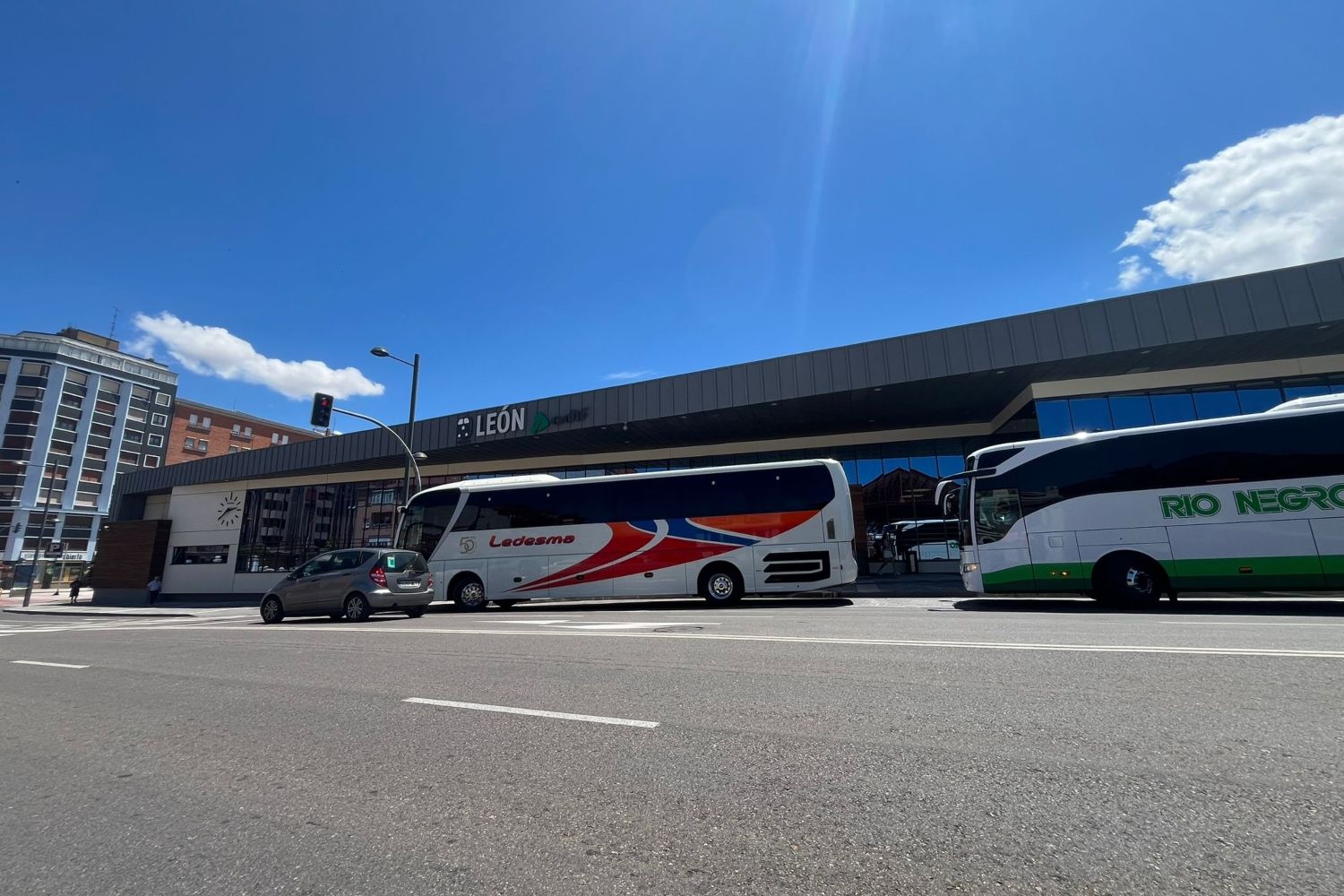 Los viajeros del AVE retrasado más de cuatro horas parten hacia sus destinos reubicados en un nuevo tren y dos autobuses