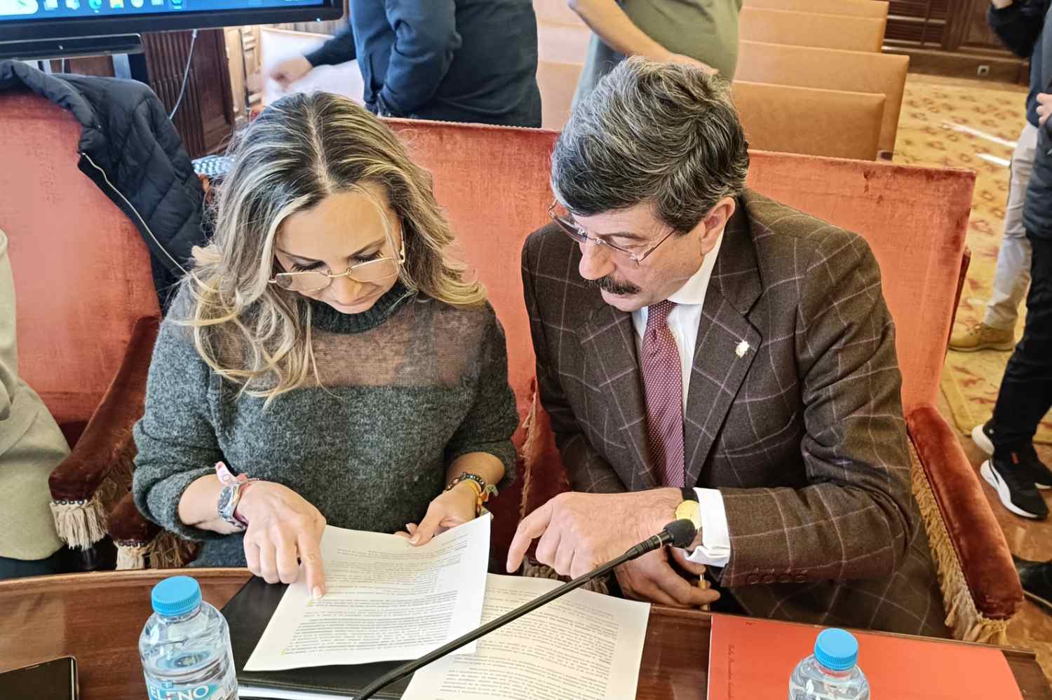 Blanca Herreros e Ildefonso del Fueyo, que pasará al grupo de concejales no adscritos en el Ayuntamiento de León