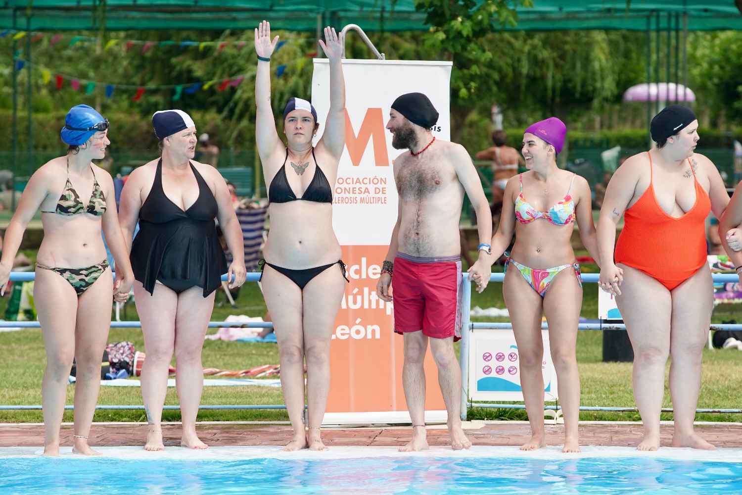 Campaña ‘Mójate por la Esclerosis Múltiple’ en las piscinas de Valencia de don Juan (León) (1)