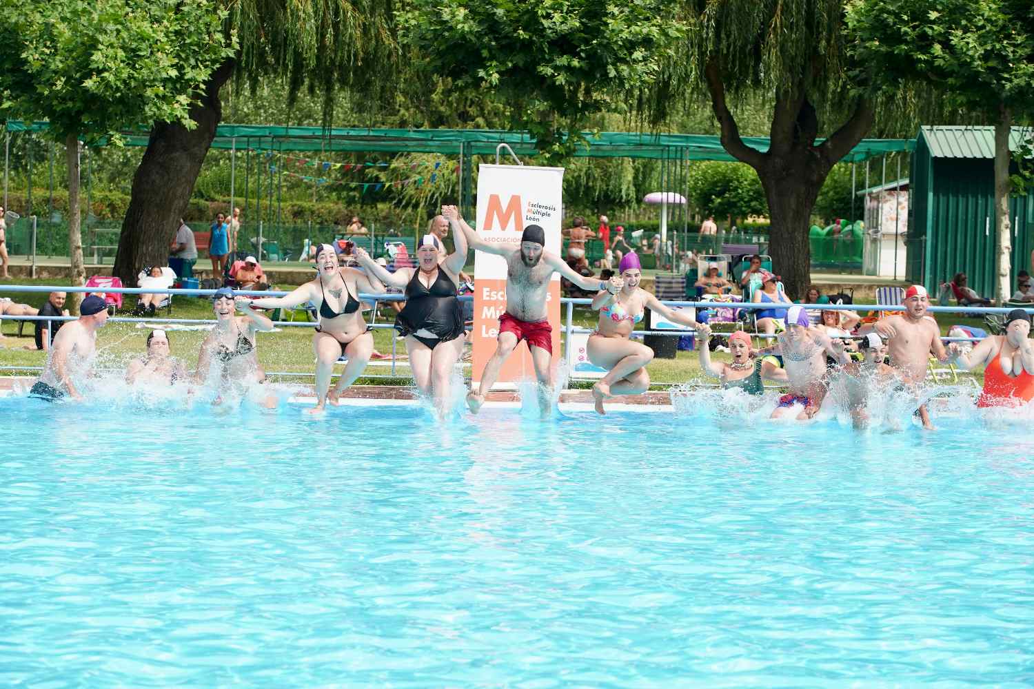 Campaña ‘Mójate por la Esclerosis Múltiple’ en las piscinas de Valencia de don Juan (León) (3)