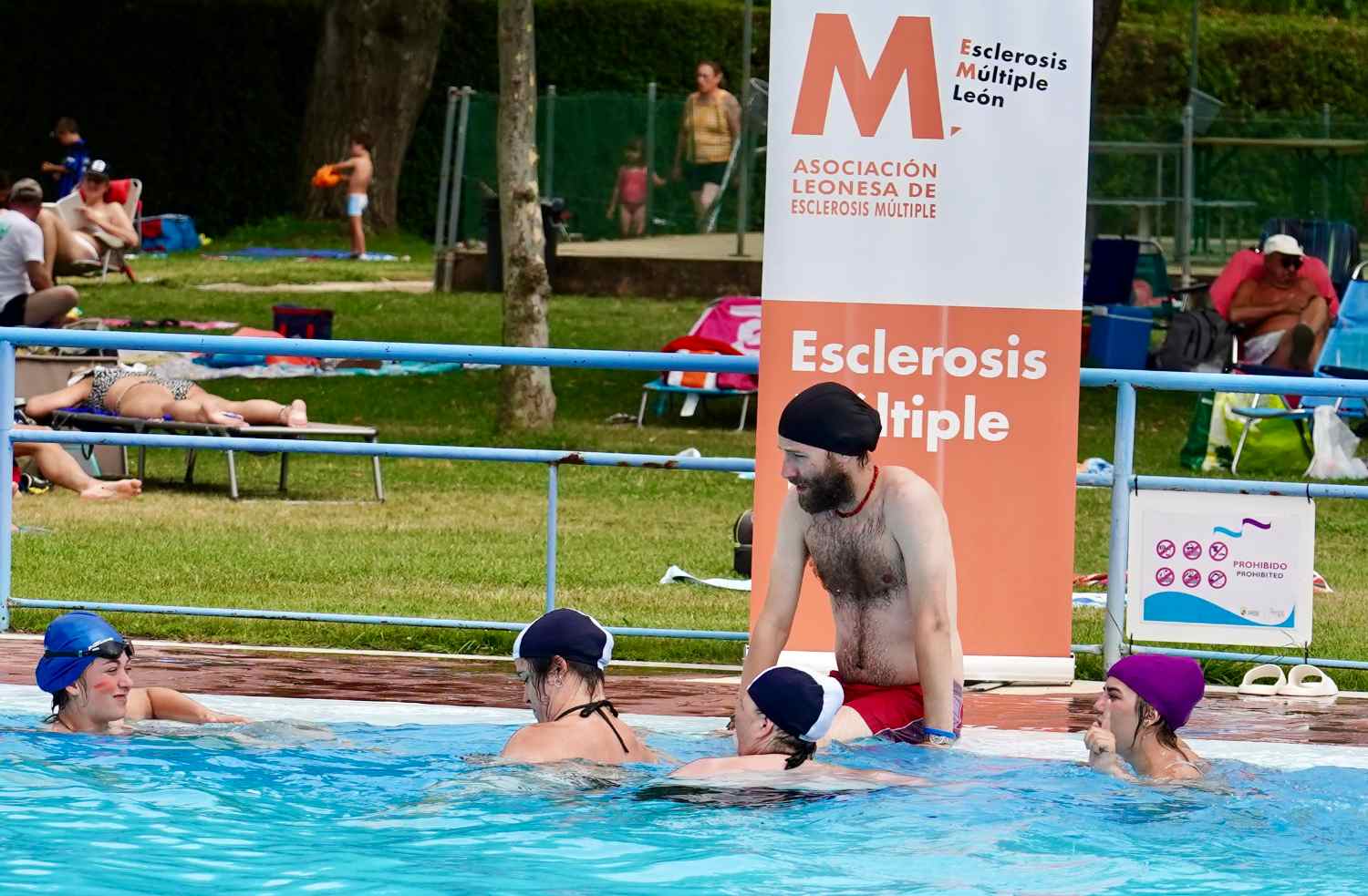 Campaña ‘Mójate por la Esclerosis Múltiple’ en las piscinas de Valencia de don Juan (León) (5)