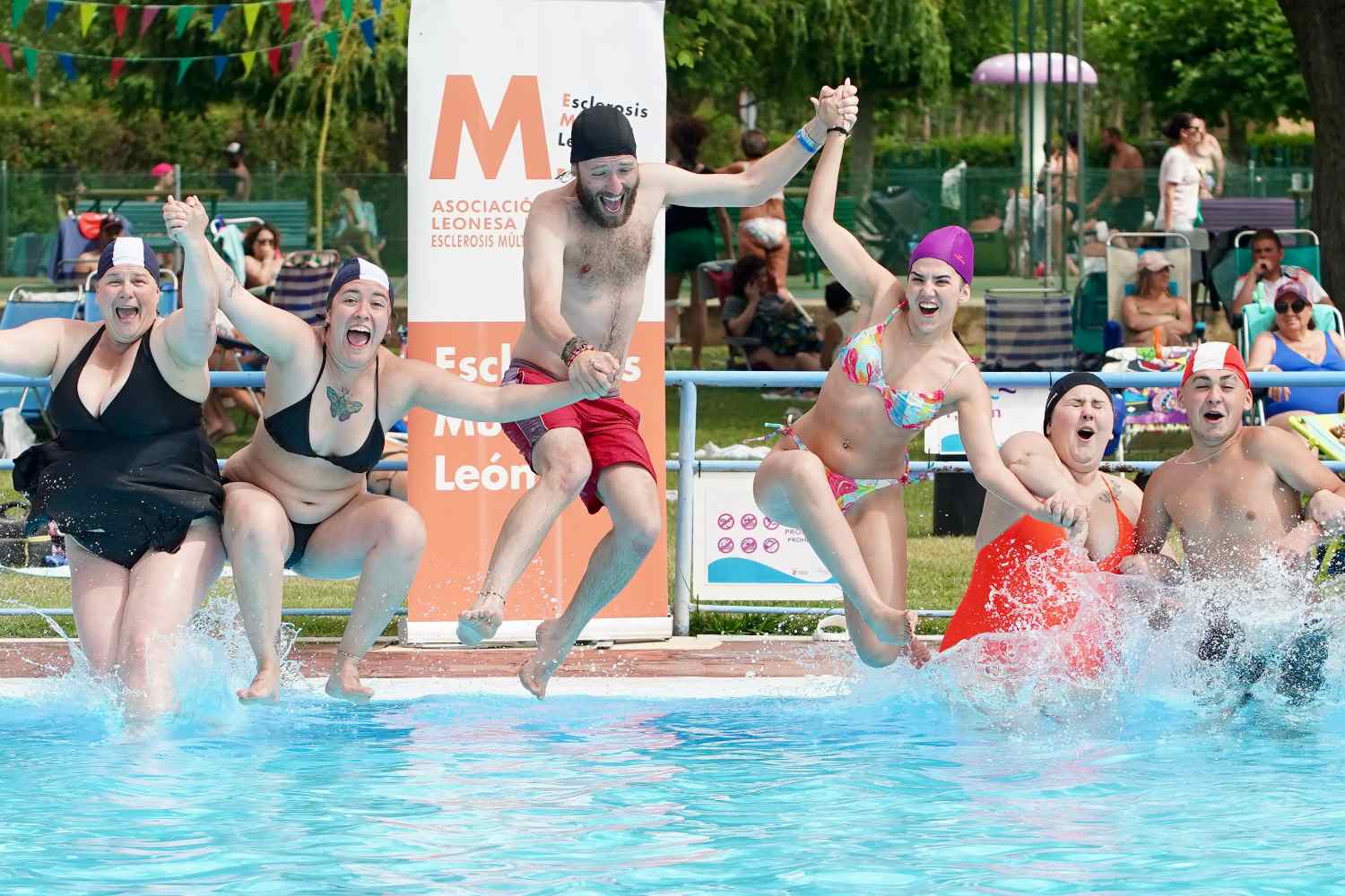 Campaña ‘Mójate por la Esclerosis Múltiple’ en las piscinas de Valencia de don Juan (León)