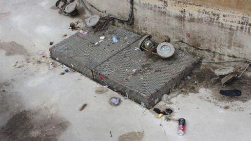 Flores destrozadas, basura y baldosas rotas: La resaca de la celebración de la Eurocopa en la fuente de Santo Domingo en León