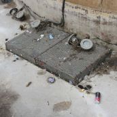 Flores destrozadas, basura y baldosas rotas: La resaca de la celebración de la Eurocopa en la fuente de Santo Domingo en León