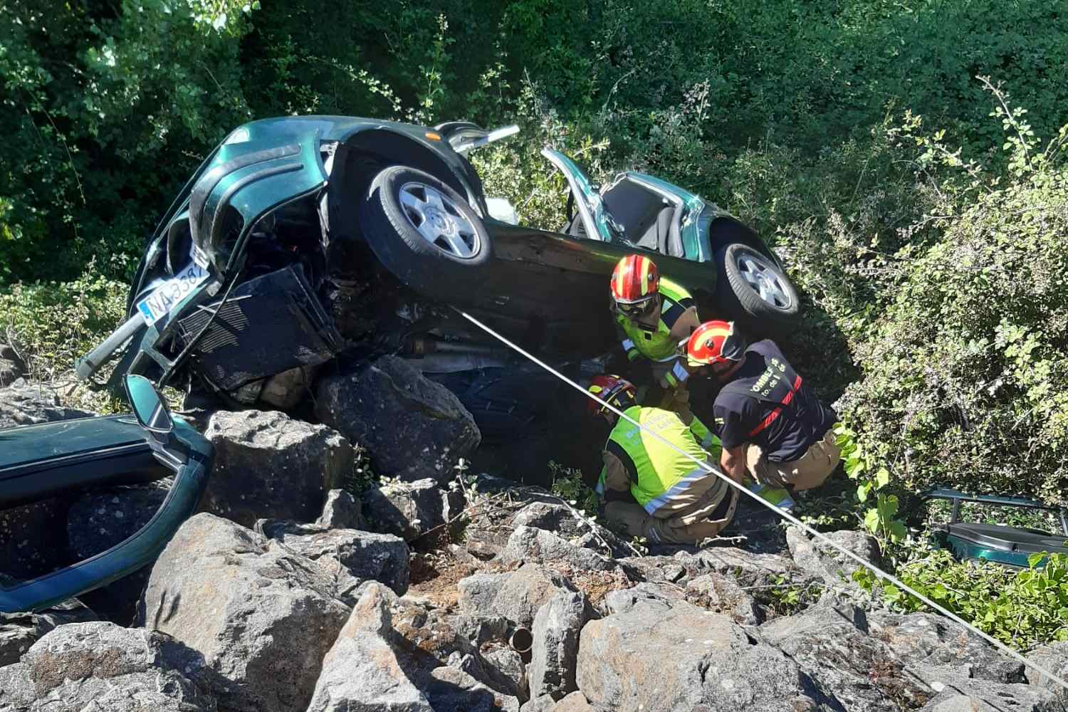 Queda atrapado en el interior de su coche tras volcar en Puente de Órbigo (León) 