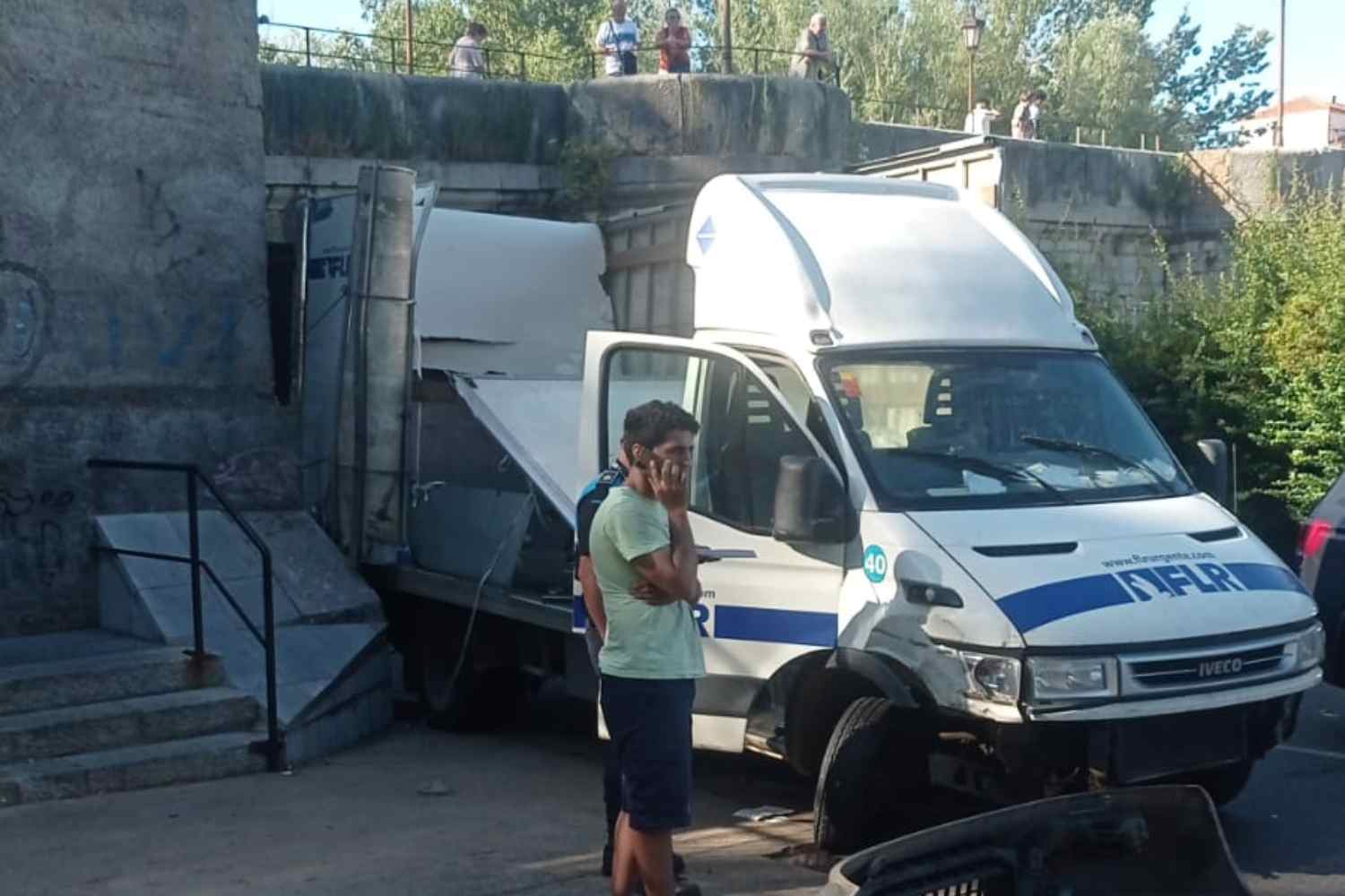 Un nuevo camión se empotra contra el puente de San Marcos en León | Policia Local de León