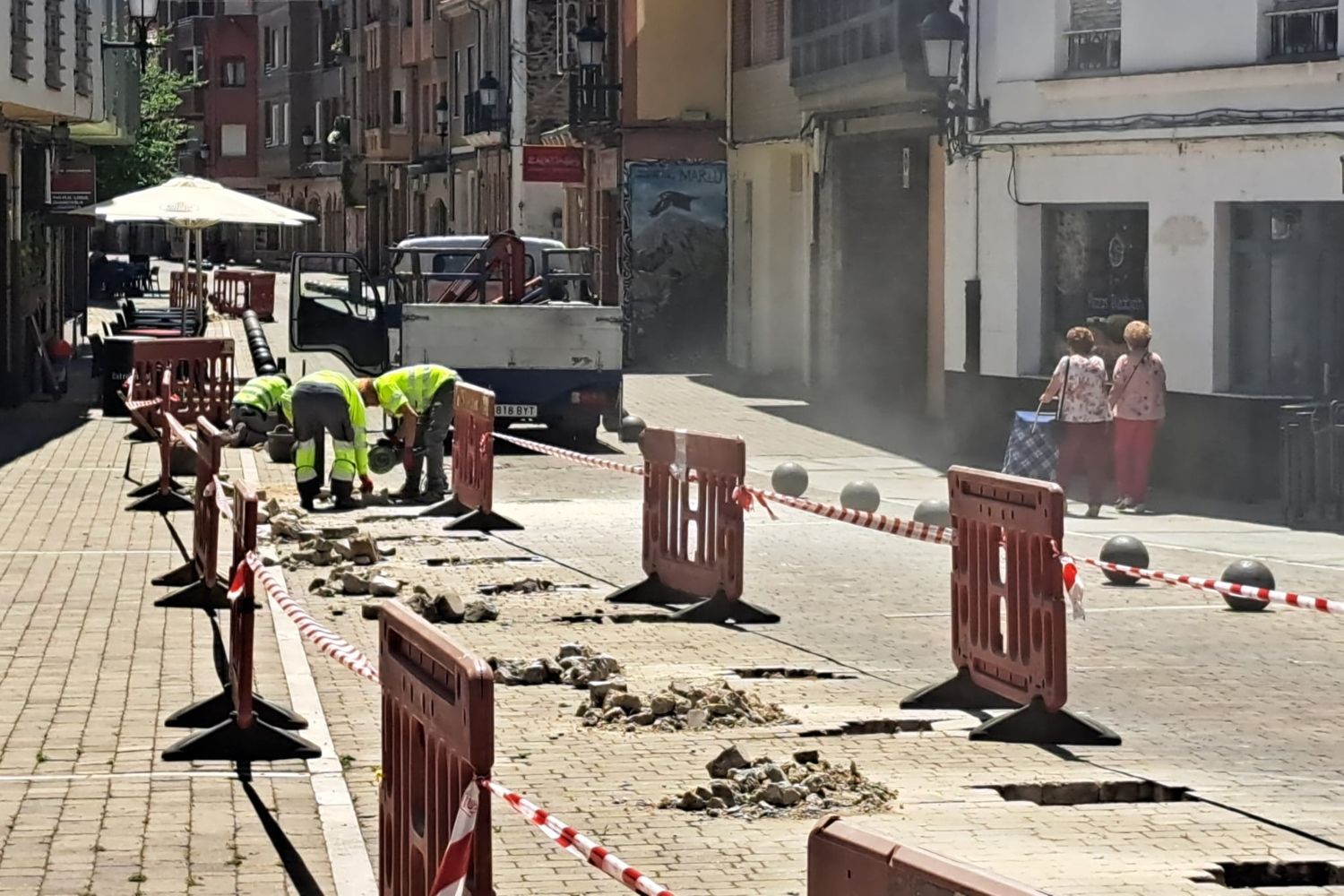 Obras de reparación del pavimiento en la Calle Astorga de la ciudad de La Bañeza 