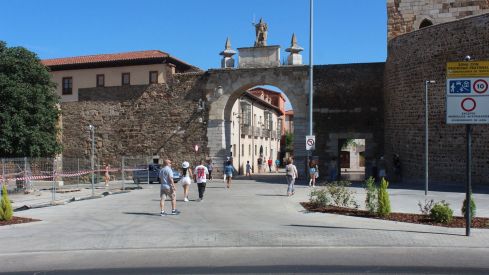 Zona peatonal en la plaza del Espolón en León Zona peatonal en la plaza del Espolón en León