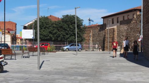 Zona peatonal en la plaza del Espolón en León Zona peatonal en la plaza del Espolón en León