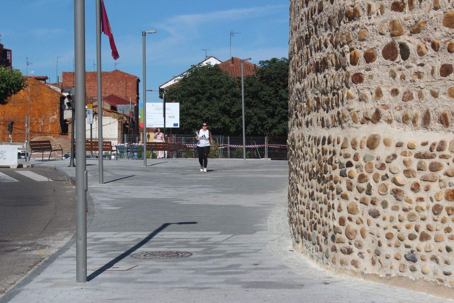 Zona peatonal en la plaza del Espolón en León Zona peatonal en la plaza del Espolón en León