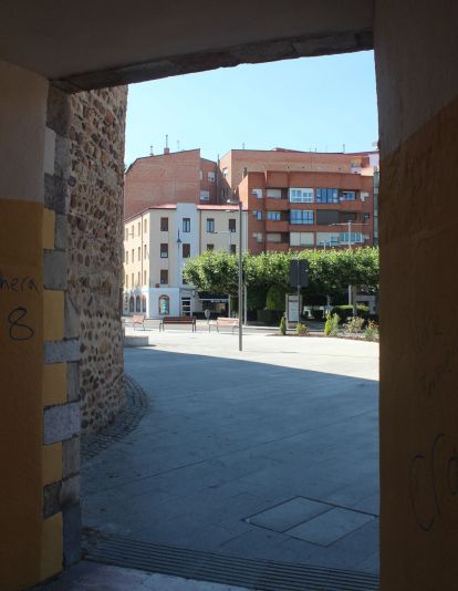 Zona peatonal en la plaza del Espolón en León Zona peatonal en la plaza del Espolón en León