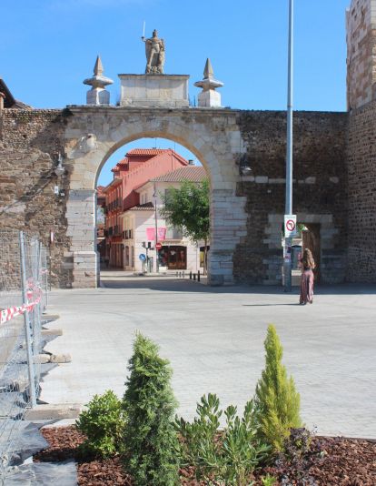 Zona peatonal en la plaza del Espolón en León Zona peatonal en la plaza del Espolón en León