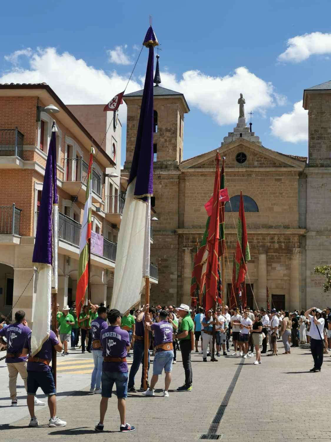 Desfile de pendones en Valencia de Don Juan