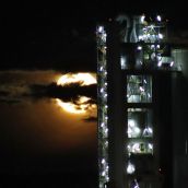 Luna llena sobre la cementera de La Robla | Peio García / ICAL