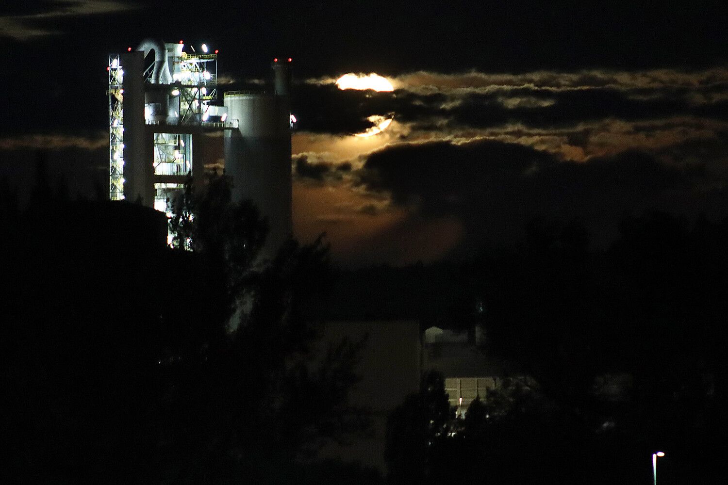 Luna llena sobre León