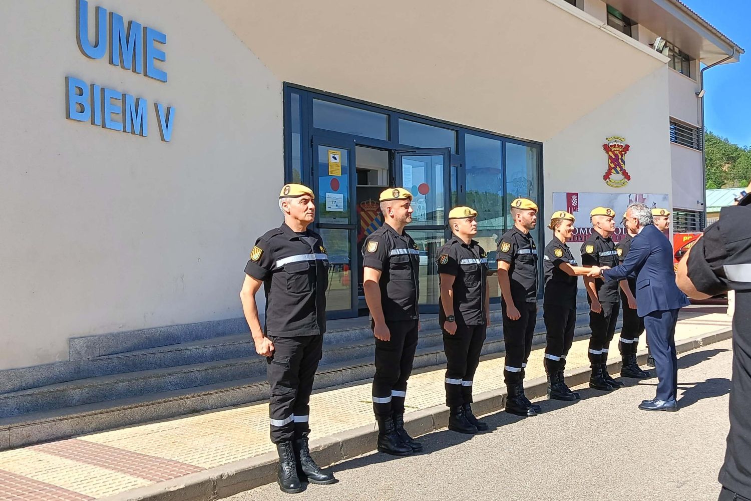 Nicanor Sen visita a la UME en la base militar Conde de Gazola de León