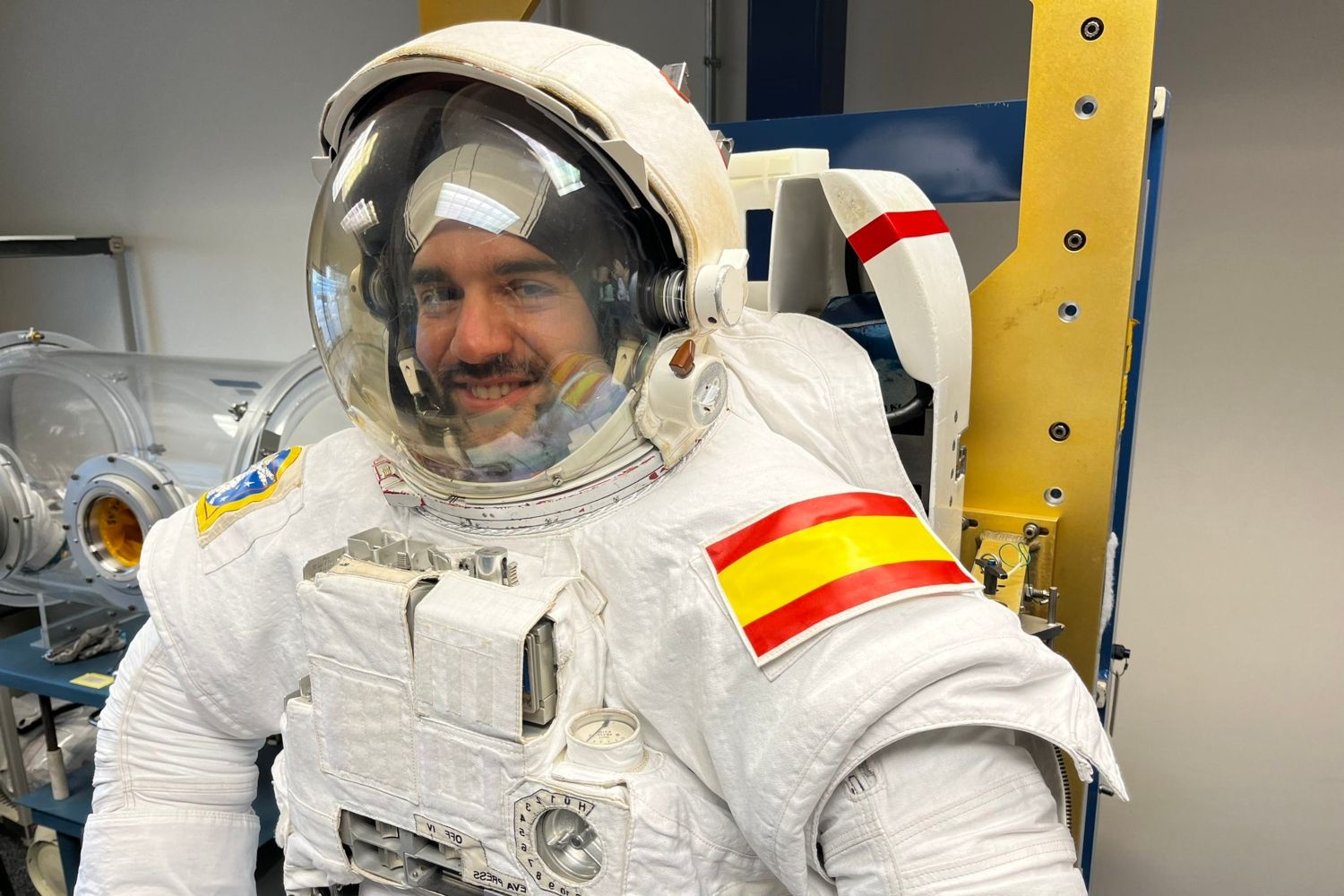 Pablo Álvarez durante su prueba de traje espacial. Imágenes compartidas por Pablo en sus redes sociales