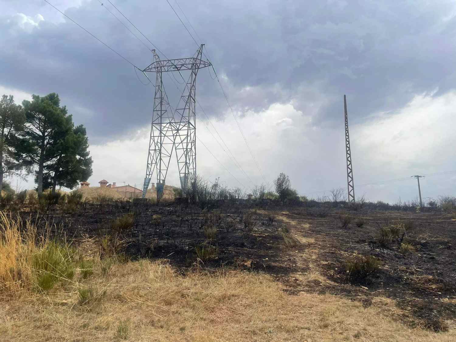 Sofocan en minutos un incendio periurbano en Trobajo del Camino (León) | Nole Quiñones