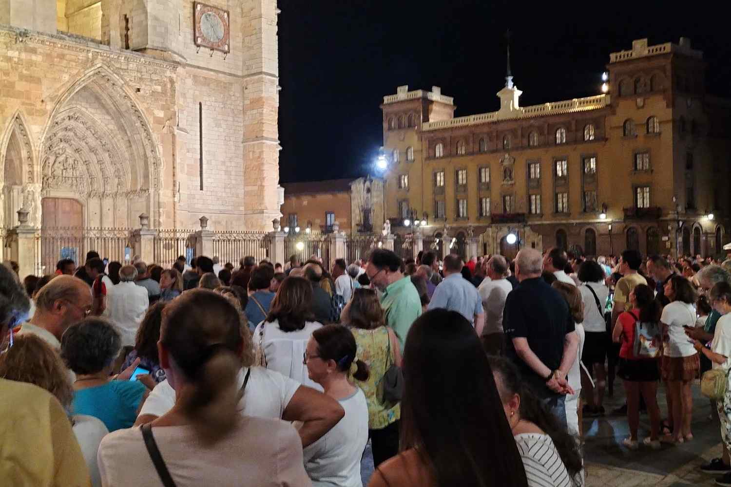 La plaza de Regla de León se llenó de gente esperando un espectáculo inexistente en la Catedral