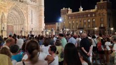 La plaza de Regla de León se llenó de gente esperando un espectáculo inexistente en la Catedral