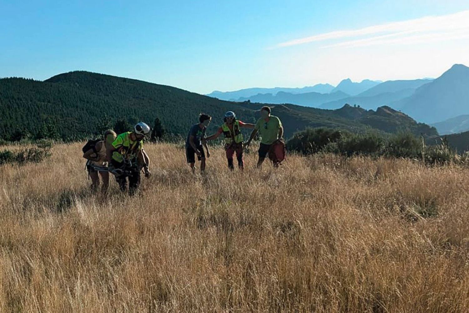 Rescatan a una familia desorientada en la Sierra de Murias en Puebla de Lillo (León)