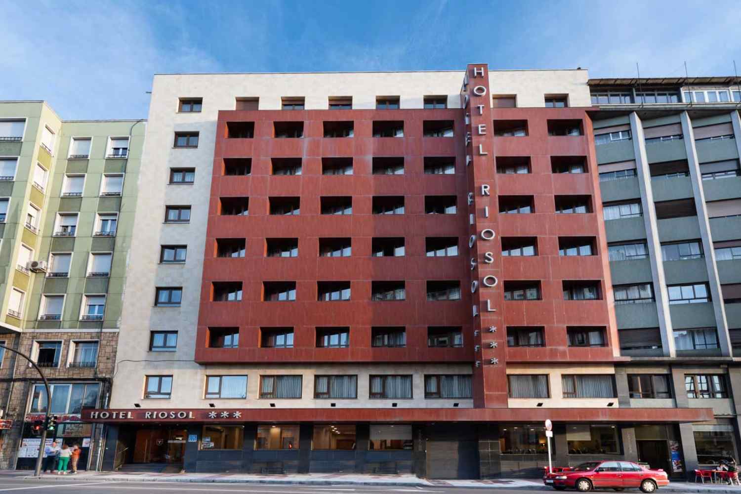 Mueren dos personas tras caer desde una ventana al patio interior del Hotel Riosol de León