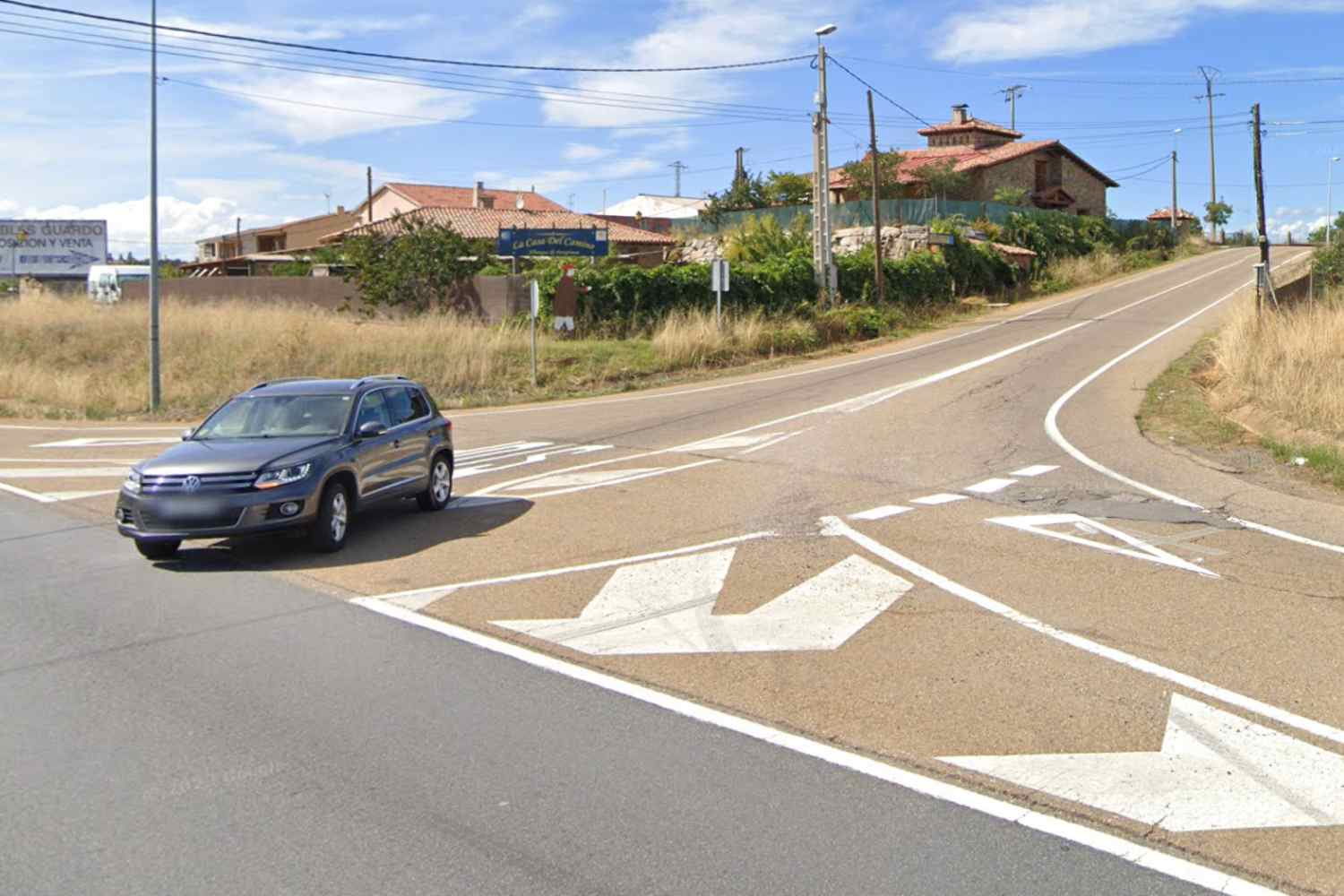 Un herido después de un accidente de tráfico provocado por el reventón de una rueda en Montejos del Camino (León)