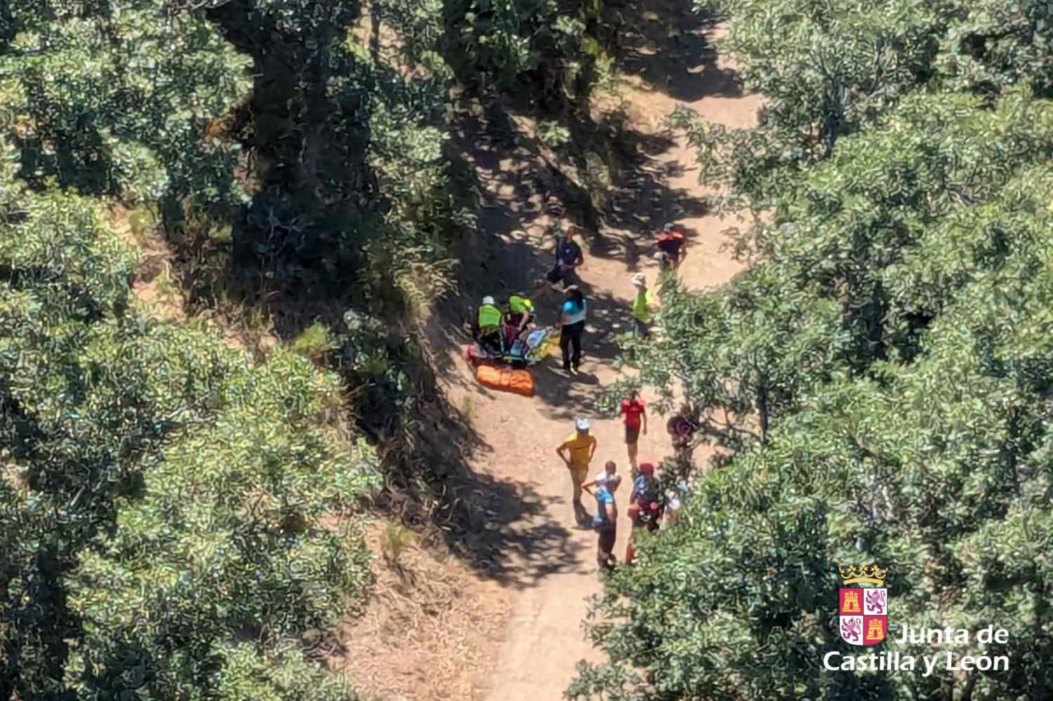 Trasladada al Hospital de León una ciclista que sufrió una caída en una pista forestal de La Pola de Gordón