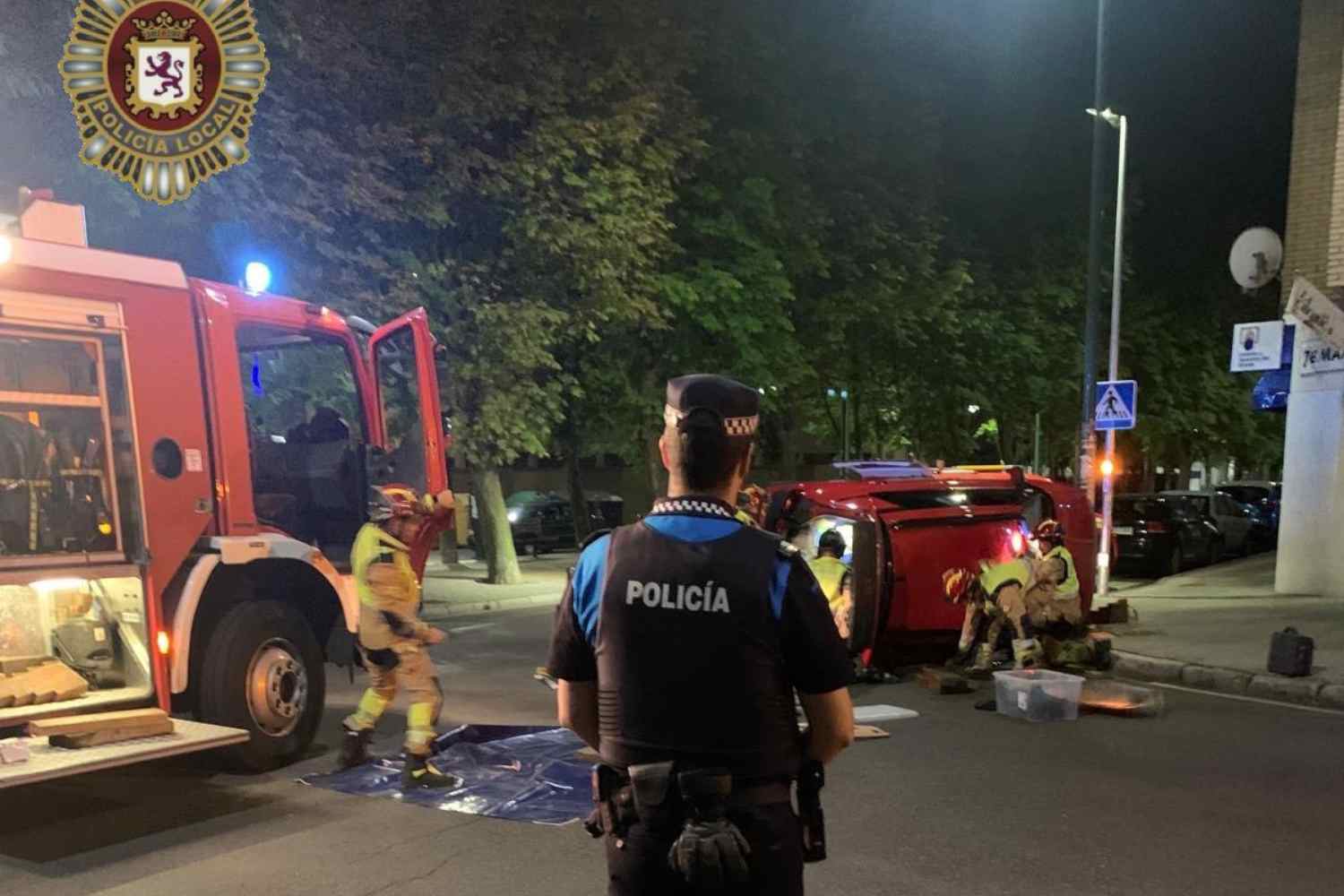 Trasladado al Hospital de León después de volcar en la avenida José Aguado