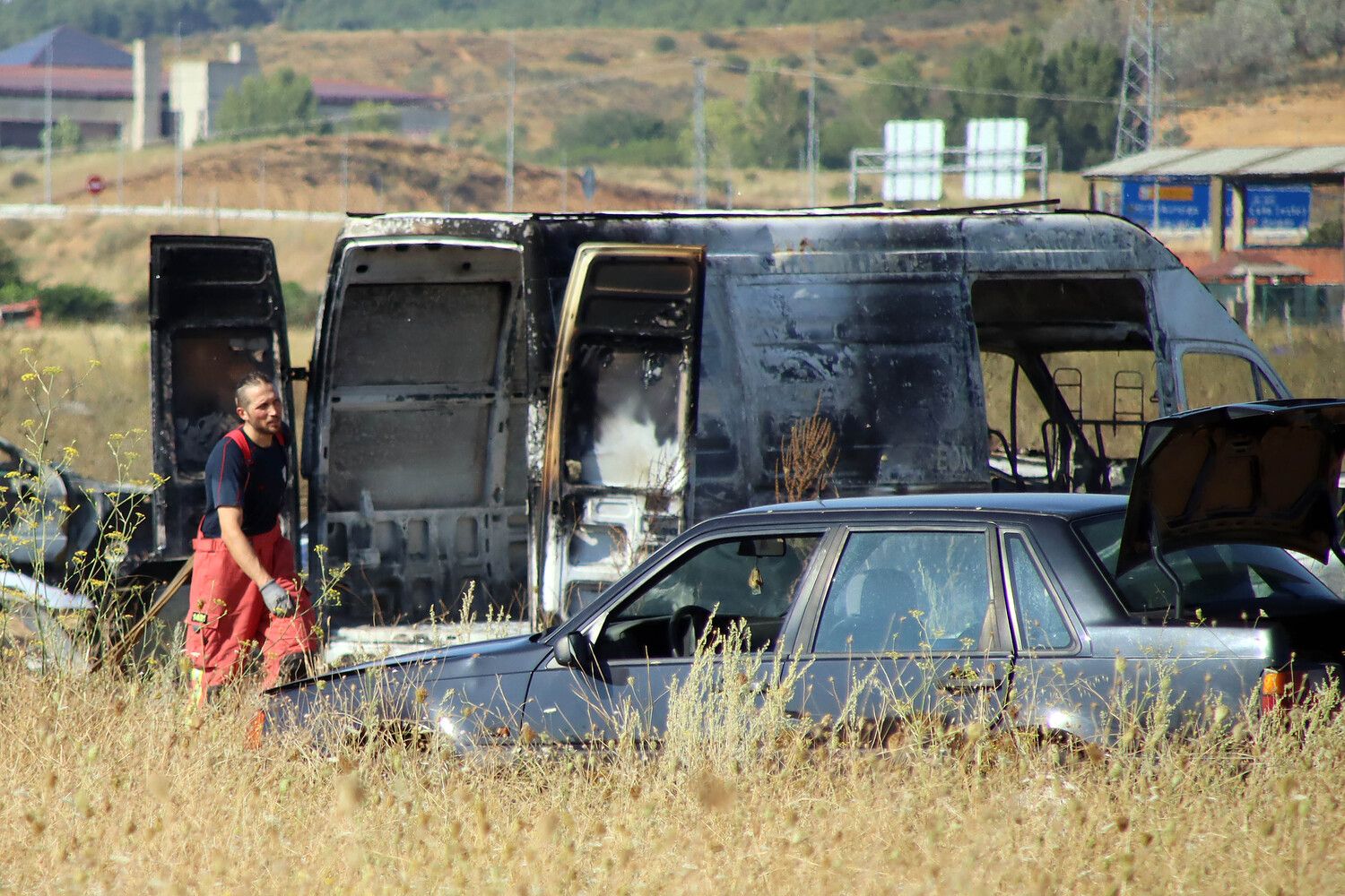 Medios aéreos y terrestres tratan de extinguir un incendio originado en un coche abandonado en Santa Olaja de la Ribera (León)