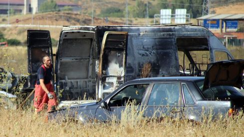 Medios aéreos y terrestres tratan de extinguir un incendio originado en un coche abandonado en Santa Olaja de la Ribera (León) Medios aéreos y terrestres tratan de extinguir un incendio originado en un coche abandonado en Santa Olaja de la Ribera (León)