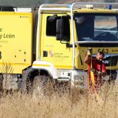 Medios terrestres y aéreos luchan contra un incendio forestal en San Cibrián (León)