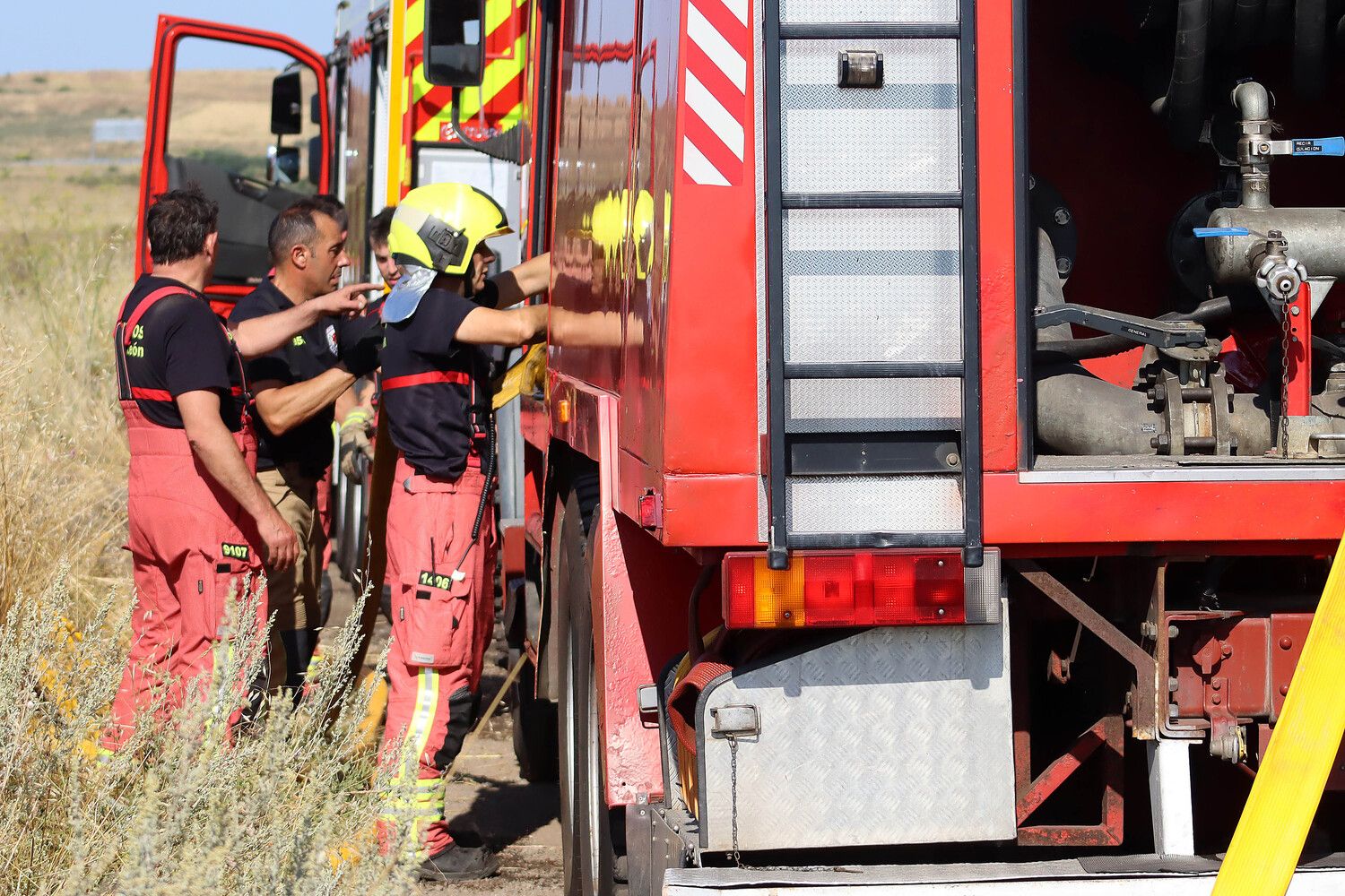 Medios aéreos y terrestres tratan de extinguir un incendio originado en un coche abandonado en Santa Olaja de la Ribera (León)