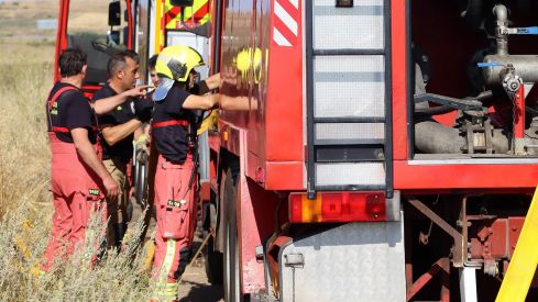 Medios aéreos y terrestres tratan de extinguir un incendio originado en un coche abandonado en Santa Olaja de la Ribera (León) Medios aéreos y terrestres tratan de extinguir un incendio originado en un coche abandonado en Santa Olaja de la Ribera (León)