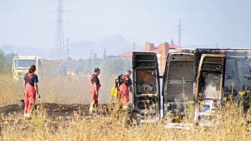 Medios aéreos y terrestres tratan de extinguir un incendio originado en un coche abandonado en Santa Olaja de la Ribera (León) Medios aéreos y terrestres tratan de extinguir un incendio originado en un coche abandonado en Santa Olaja de la Ribera (León)
