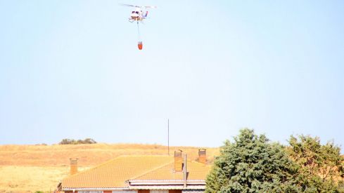 Medios aéreos y terrestres tratan de extinguir un incendio originado en un coche abandonado en Santa Olaja de la Ribera (León) Medios aéreos y terrestres tratan de extinguir un incendio originado en un coche abandonado en Santa Olaja de la Ribera (León)