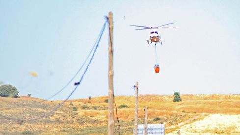 Medios aéreos y terrestres tratan de extinguir un incendio originado en un coche abandonado en Santa Olaja de la Ribera (León) Medios aéreos y terrestres tratan de extinguir un incendio originado en un coche abandonado en Santa Olaja de la Ribera (León)