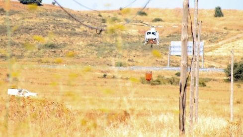 Medios aéreos y terrestres tratan de extinguir un incendio originado en un coche abandonado en Santa Olaja de la Ribera (León) Medios aéreos y terrestres tratan de extinguir un incendio originado en un coche abandonado en Santa Olaja de la Ribera (León)