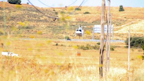 Medios aéreos y terrestres tratan de extinguir un incendio originado en un coche abandonado en Santa Olaja de la Ribera (León) Medios aéreos y terrestres tratan de extinguir un incendio originado en un coche abandonado en Santa Olaja de la Ribera (León)