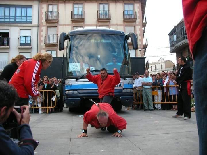 Luis Jiménez moviendo un autobus con el pelo