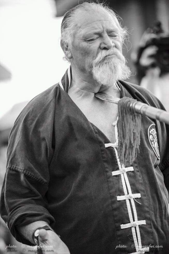 Luis Jimenez con una lanza en el cuello 