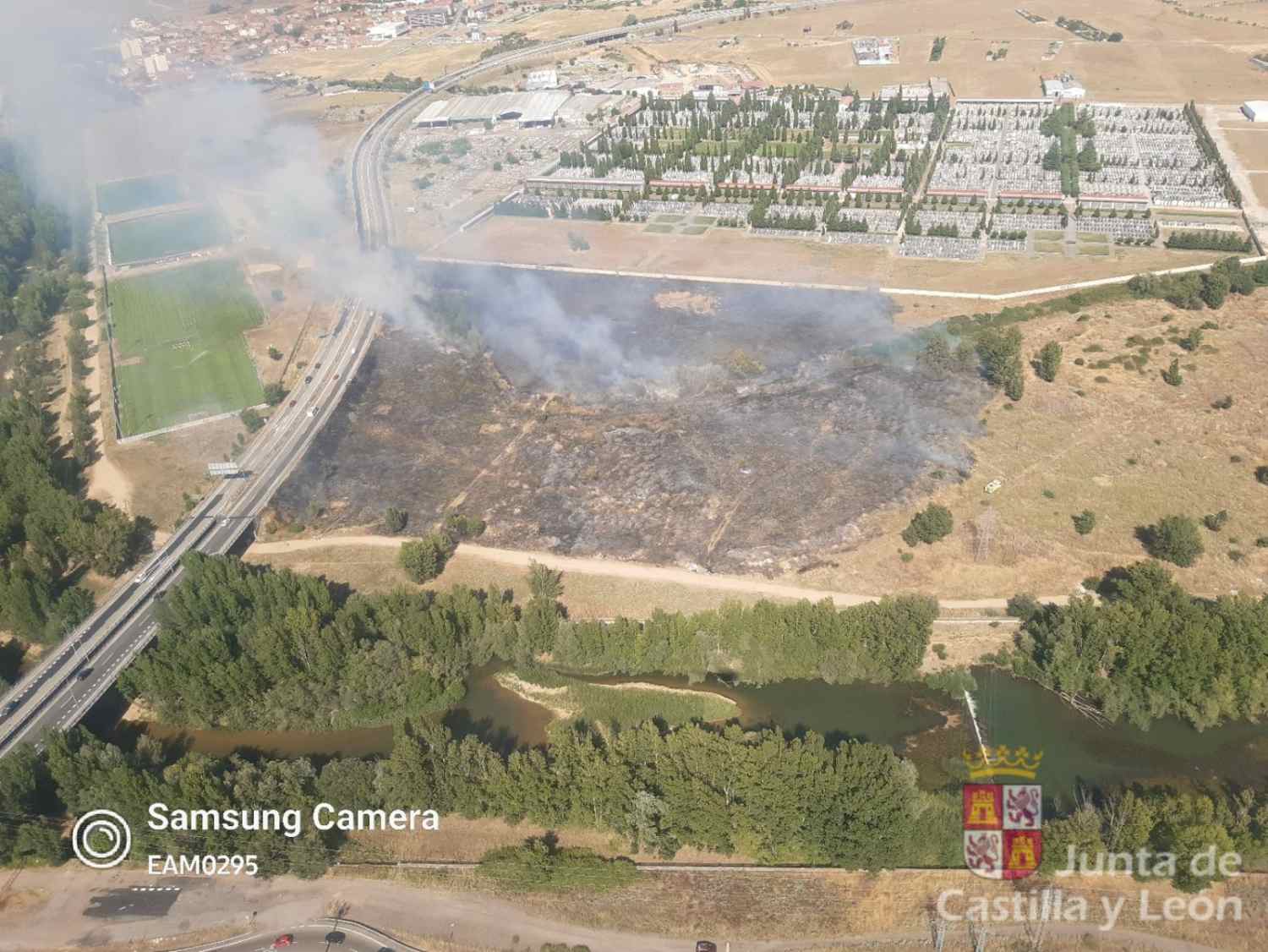 Medios terrestres y aéros trabajan en un incendio próximo al cementerio de León