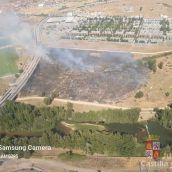 Medios terrestres y aéros trabajan en un incendio próximo al cementerio de León