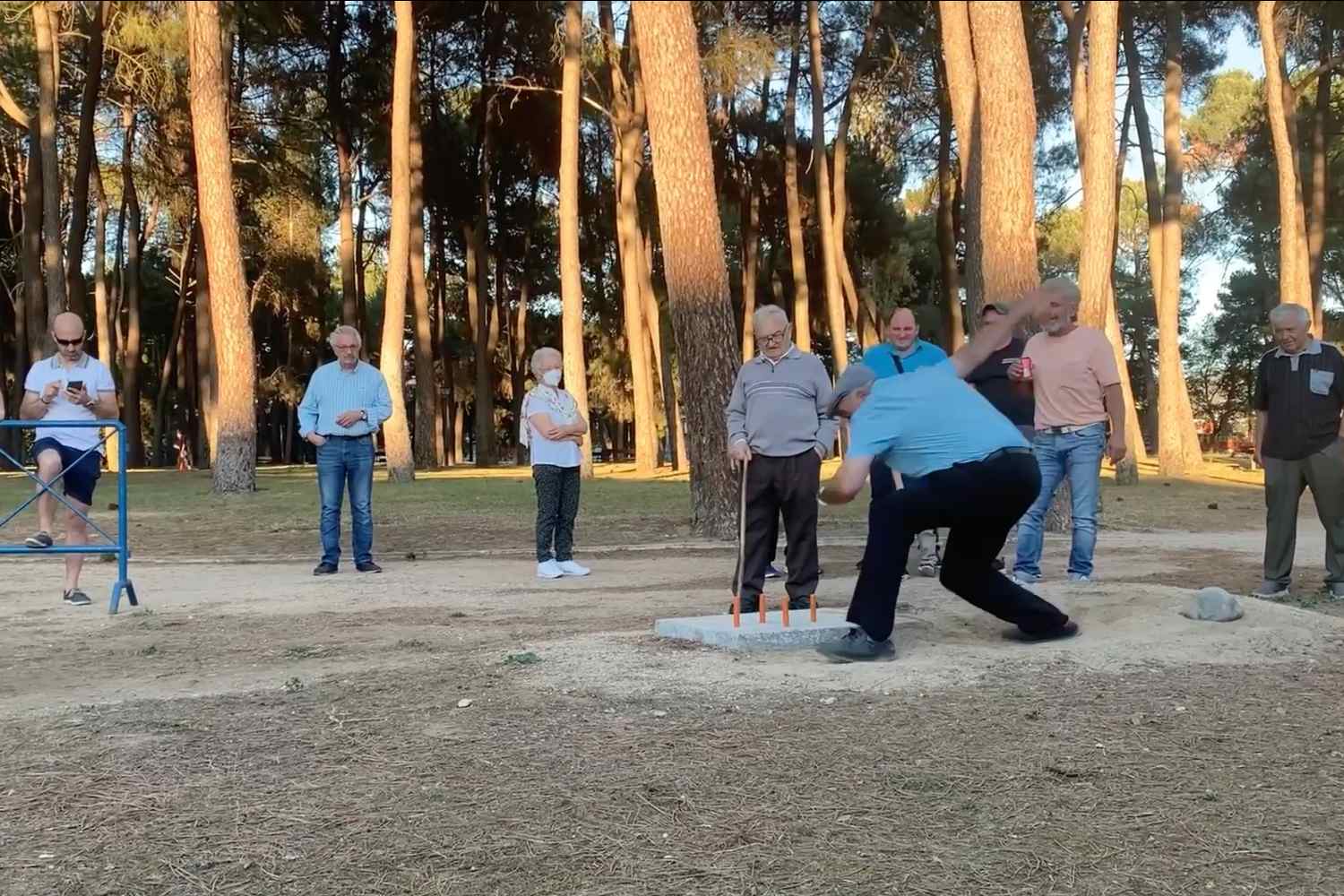 Lanzamiento del bolo al cuadro en el torneo de bolos bercianos de Ponferrada en 2022 | Coalición por el Bierzo