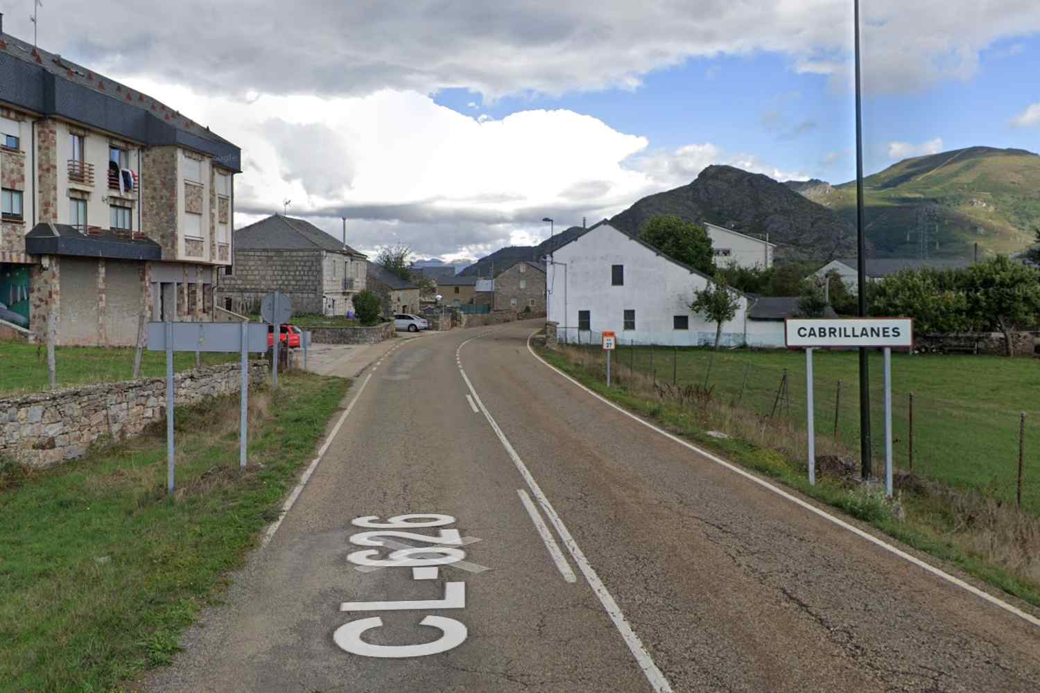 Dos coches colisionan de madrugada en Cabrillanes (León) 