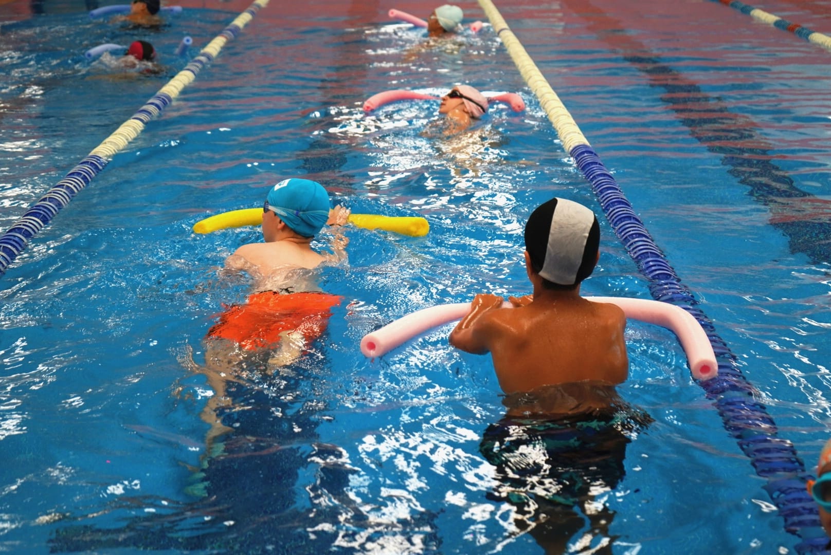 Niños y niñas disfrutando en las piscinas de Carbajal de la Legua