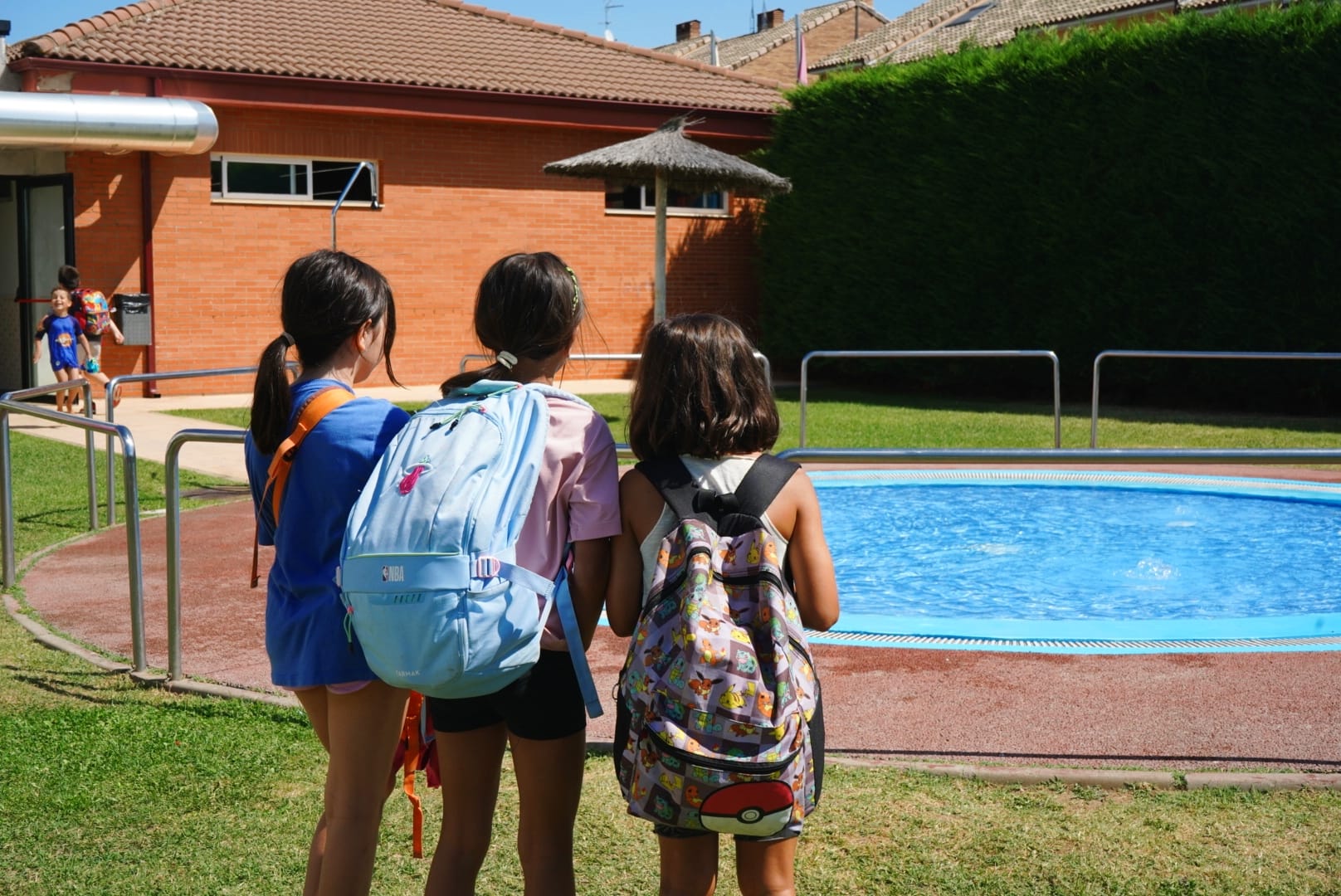 Niñas en las piscinas de Carbajal de la Legua