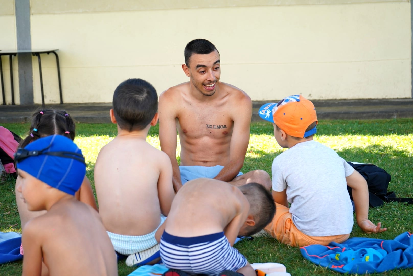 Niños y niñas disfrutando en las piscinas de Carbajal de la Legua